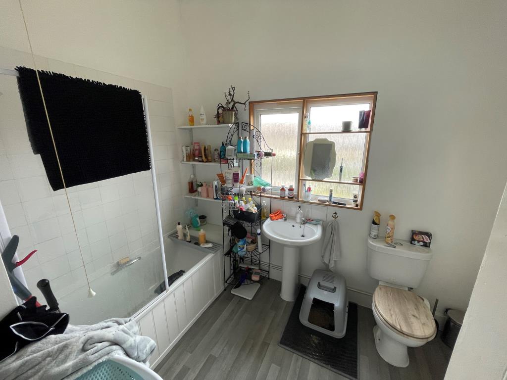 Lot: 73 - FREEHOLD BLOCK OF TWO FLATS AND A MAISONETTE FOR INVESTMENT - Maisonette bathroom with W.C.